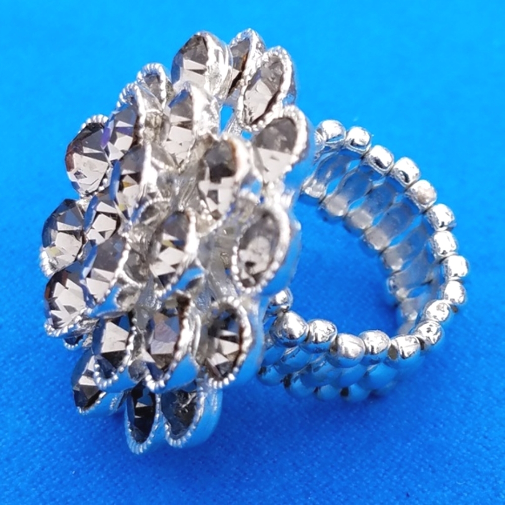 Flower Stretch Ring - Picture 2 of 4